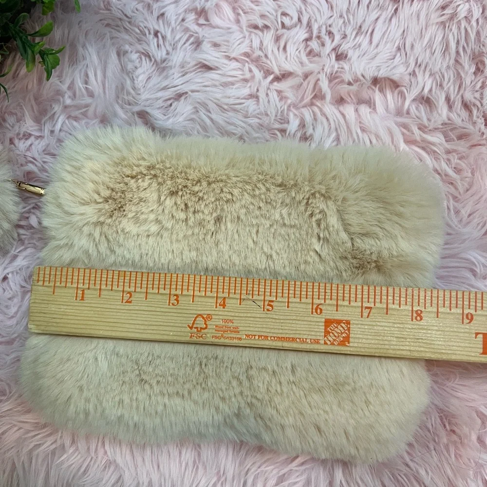 Fadivo Boutique NWT Cream Faux Fur Wristlet‎ Wallet Clutch Removable Wrist Strap
